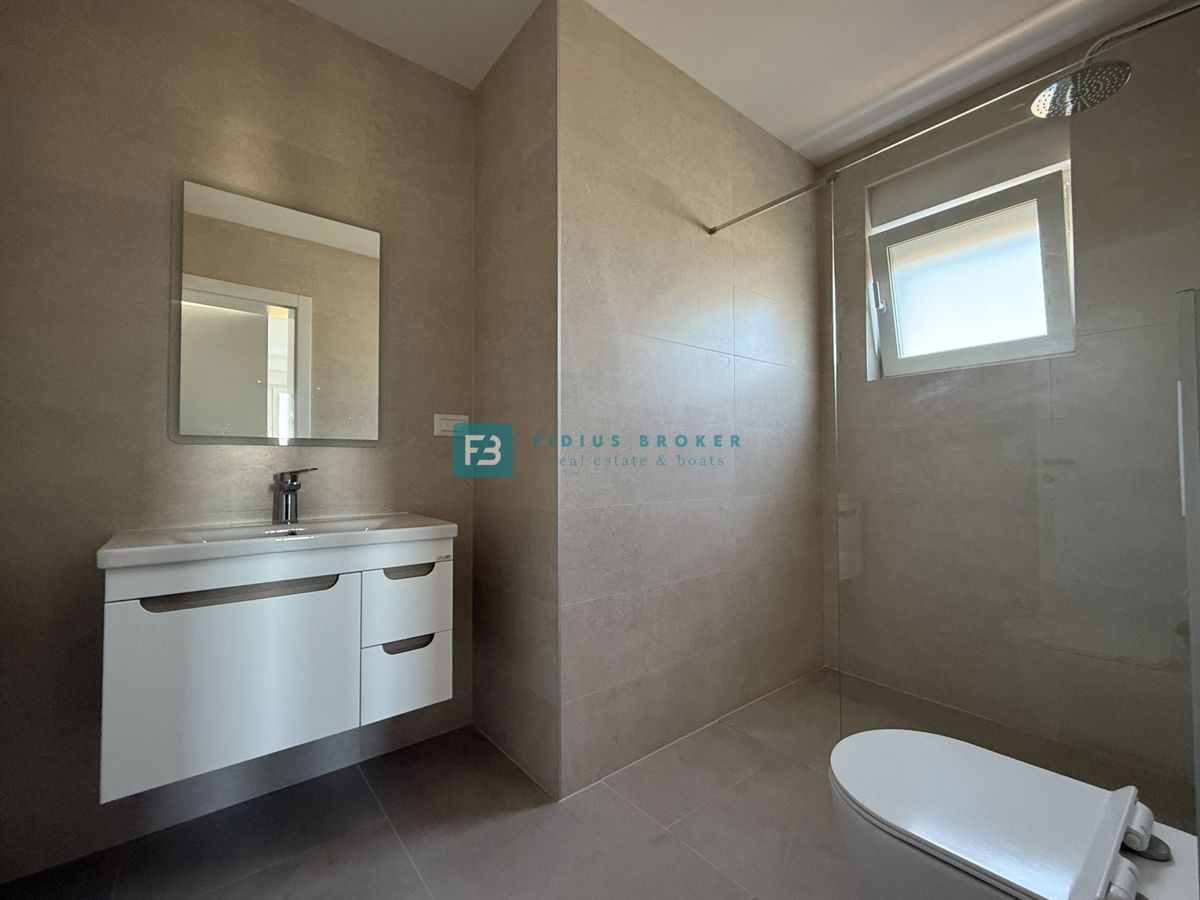 Vodice, 2. nadstropje, vseljivo, panoramski pogled na morje, 2 shrambi