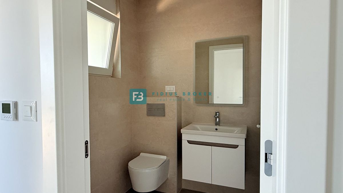 Vodice, 2. nadstropje, vseljivo, panoramski pogled na morje, 2 shrambi