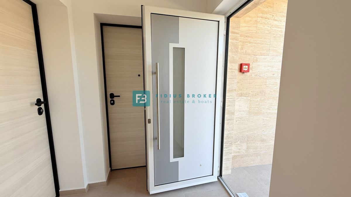 Vodice, 2. nadstropje, vseljivo, panoramski pogled na morje, 2 shrambi