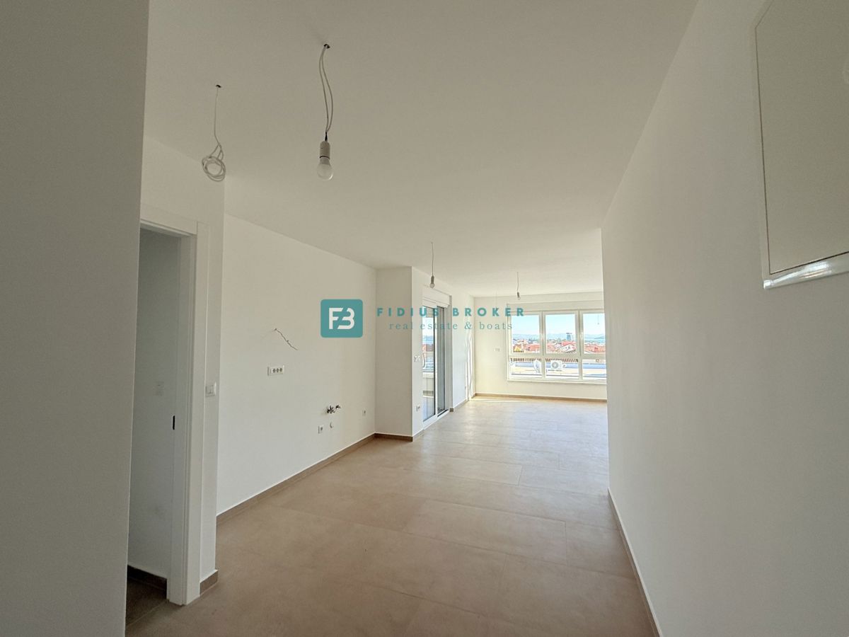 Vodice, 2. nadstropje, vseljivo, panoramski pogled na morje, 2 shrambi