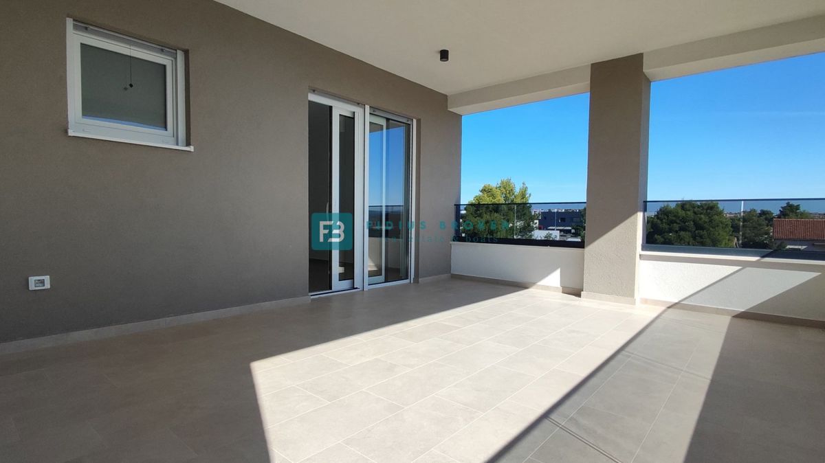 Vodice, 2. nadstropje, vseljivo, panoramski pogled na morje, 2 shrambi