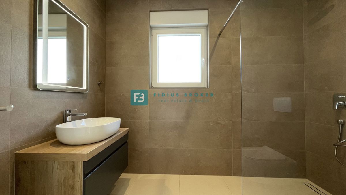 VODICE, novogradnja, moderno stanovanje, 1. nadstropje, 400 m od plaže