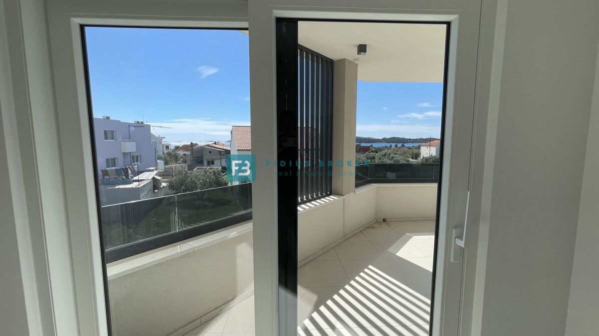 VODICE, novogradnja, moderno stanovanje, 1. nadstropje, 400 m od plaže