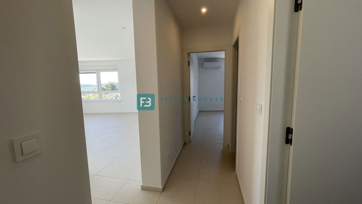 VODICE, novogradnja, moderno stanovanje, 1. nadstropje, 400 m od plaže