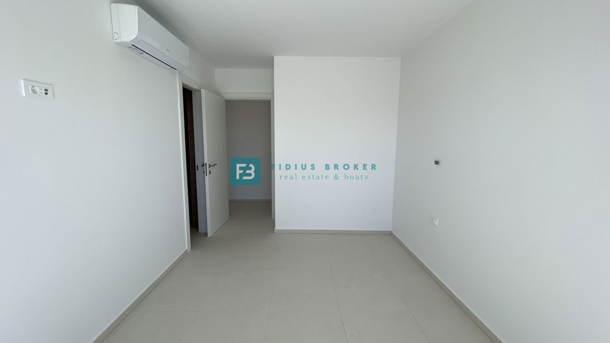 VODICE, novogradnja, moderno stanovanje, 1. nadstropje, 400 m od plaže