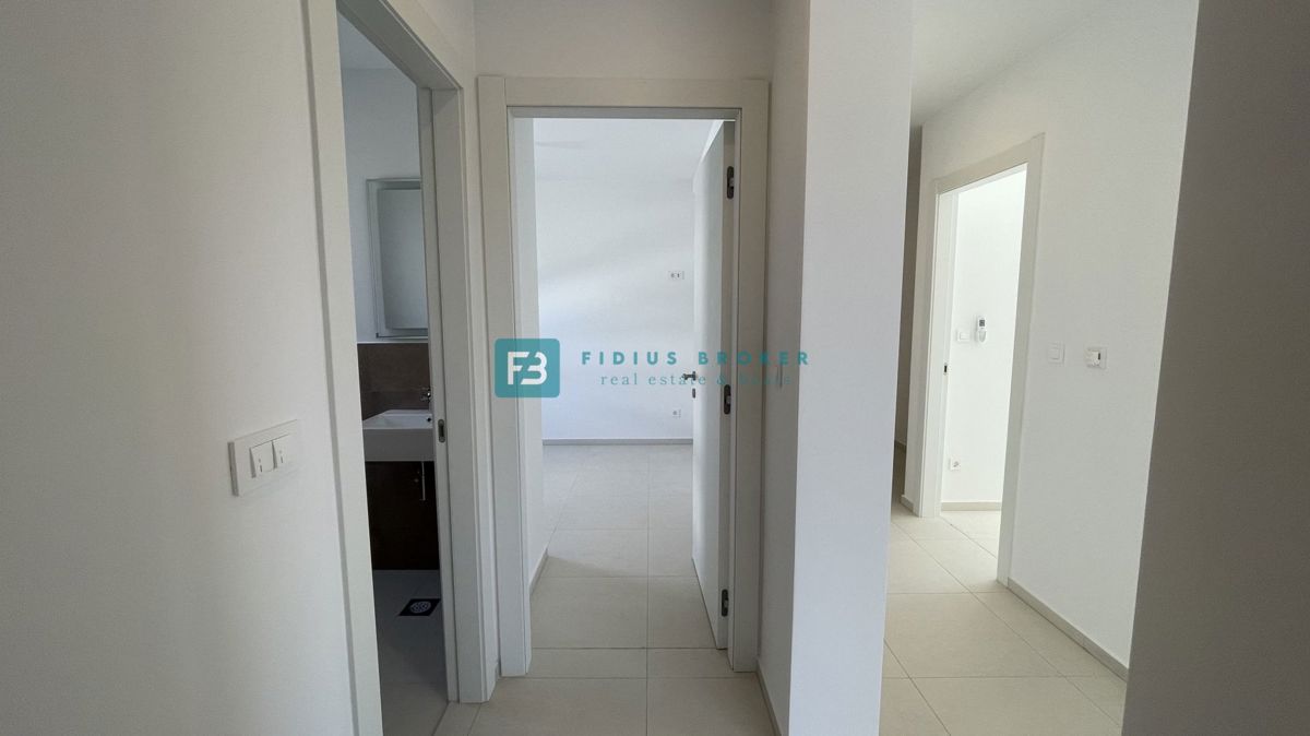 VODICE, novogradnja, moderno stanovanje, 1. nadstropje, 400 m od plaže