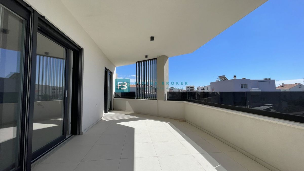 VODICE, novogradnja, moderno stanovanje, 1. nadstropje, 400 m od plaže