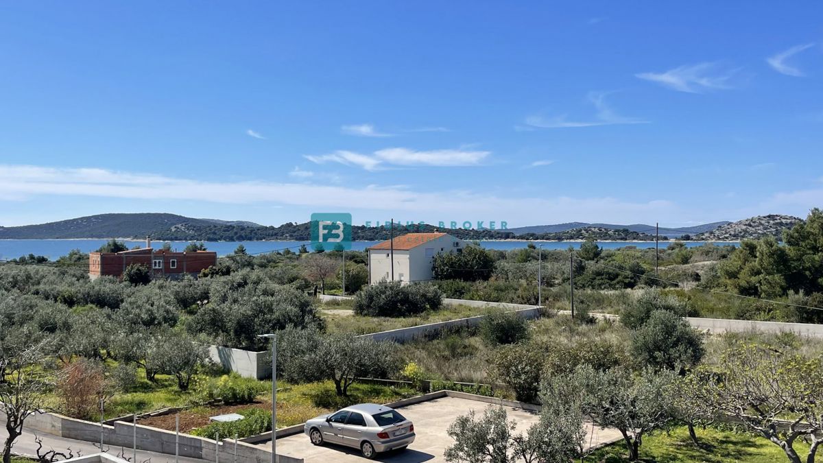 VODICE, novogradnja, moderno stanovanje, 1. nadstropje, 400 m od plaže