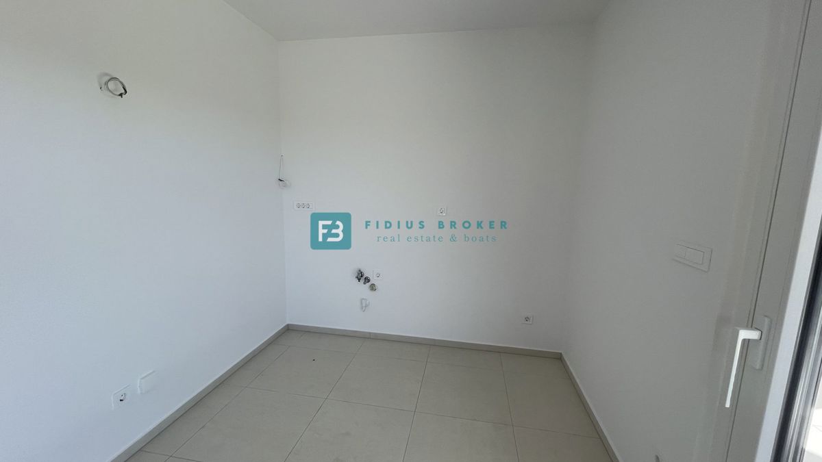 VODICE, novogradnja, moderno stanovanje, 1. nadstropje, 400 m od plaže