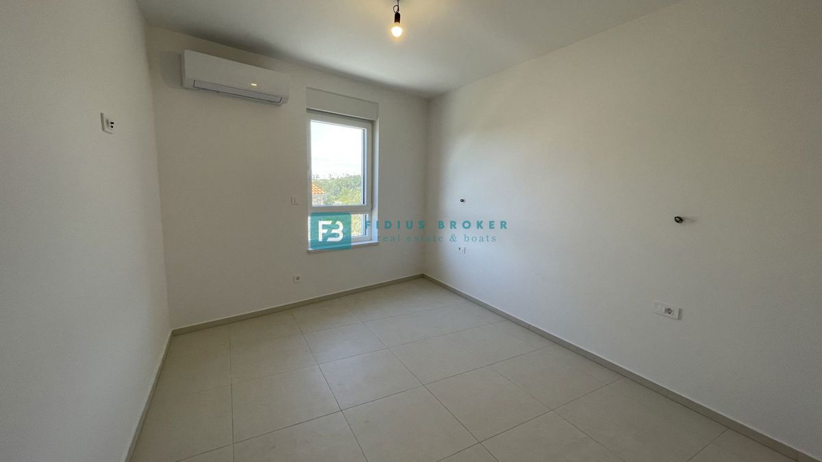 VODICE, novogradnja, moderno stanovanje, 1. nadstropje, 400 m od plaže