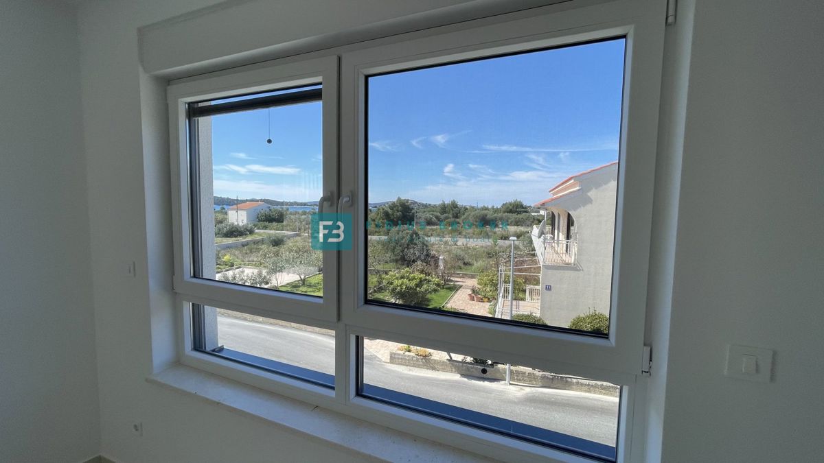 VODICE, novogradnja, moderno stanovanje, 1. nadstropje, 400 m od plaže