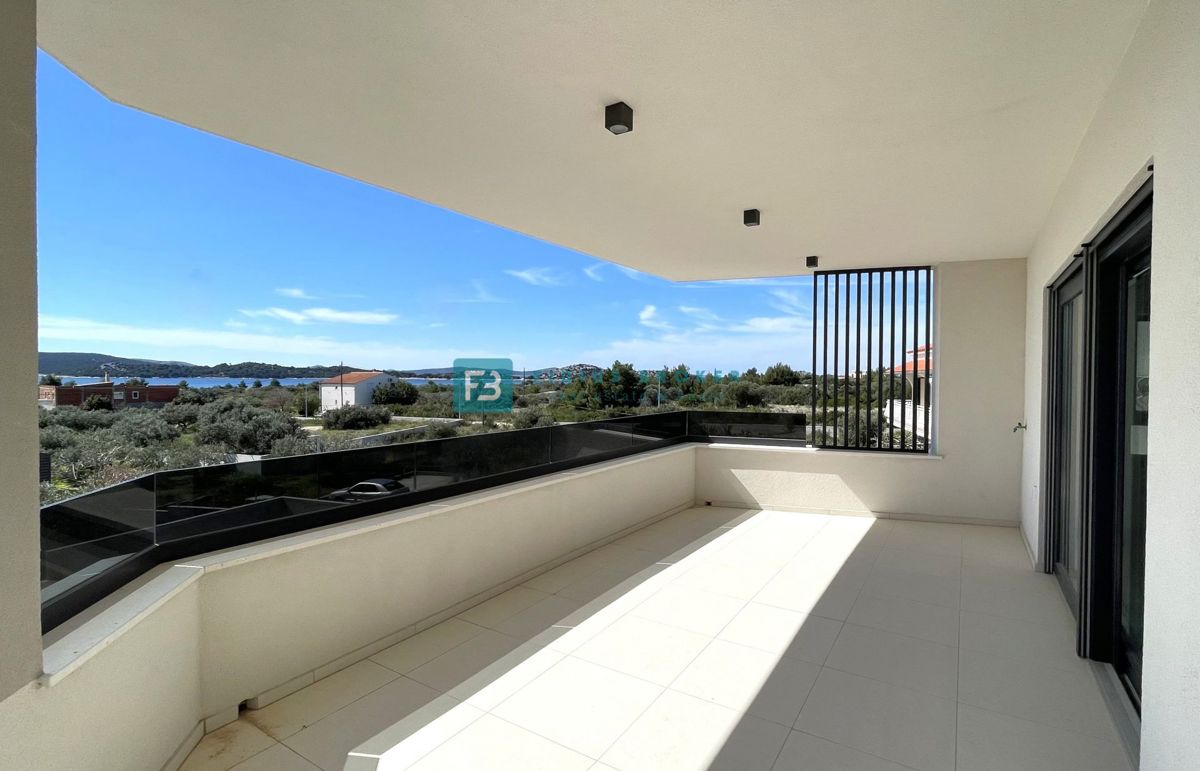 VODICE, novogradnja, moderno stanovanje, 1. nadstropje, 400 m od plaže