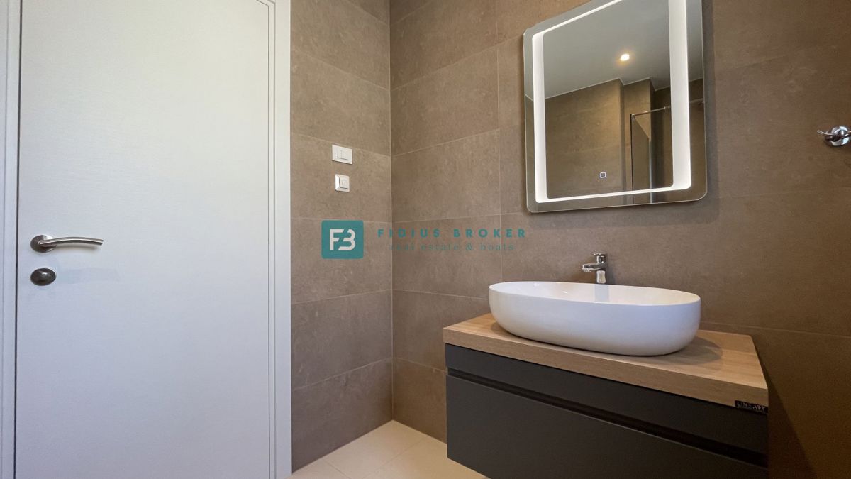 VODICE, novogradnja, moderno stanovanje, 1. nadstropje, 400 m od plaže