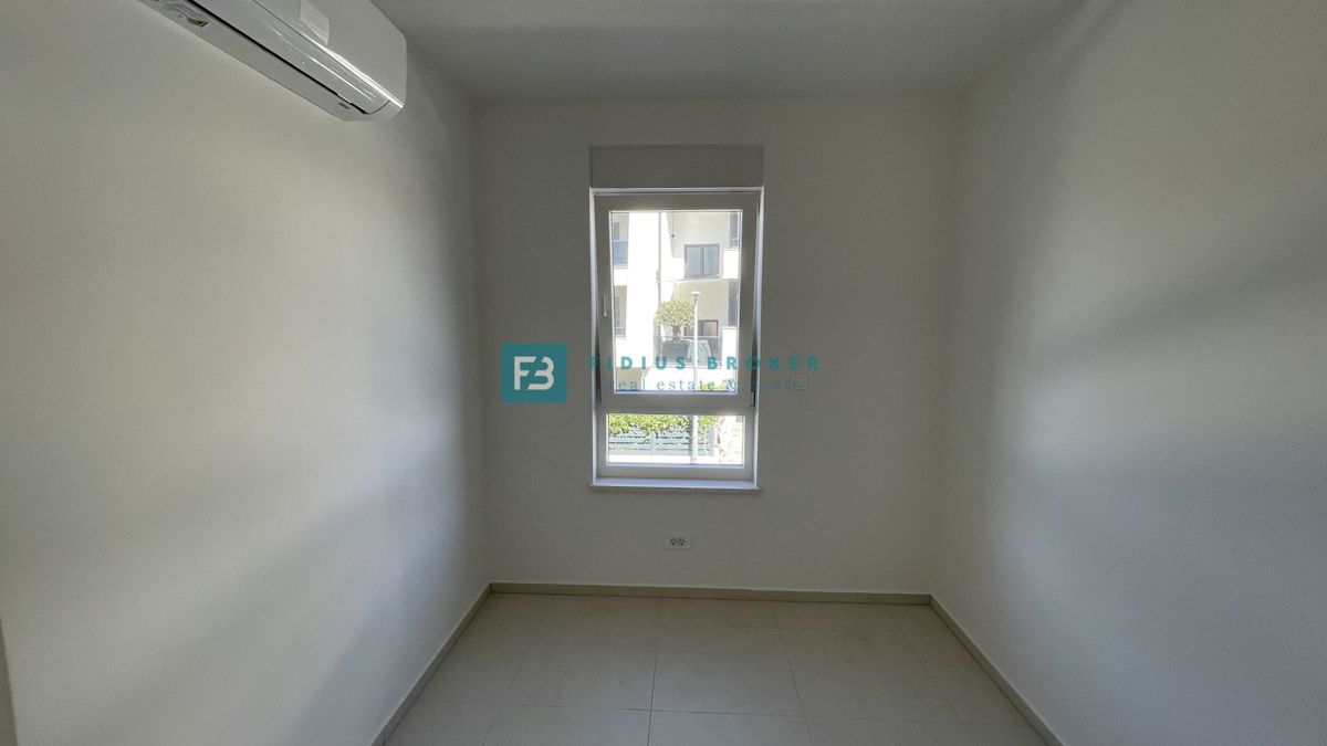 VODICE, novogradnja, moderno stanovanje, 1. nadstropje, 400 m od plaže