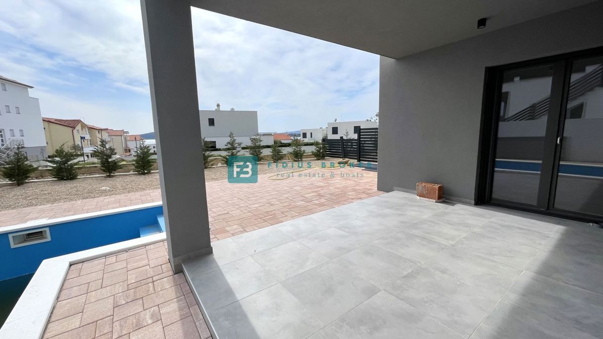 VODICE, novo, hiša z dvema stanovanjemaa, panoramski pogled na morje, bazen, vrt