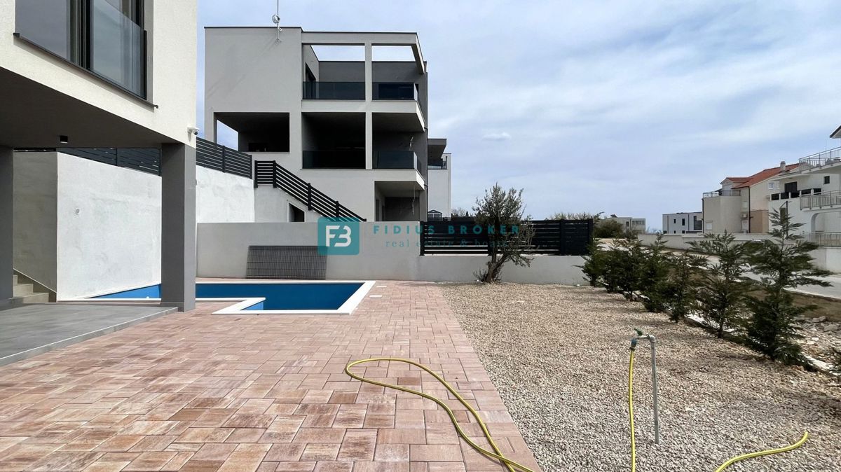 VODICE, novo, hiša z dvema stanovanjemaa, panoramski pogled na morje, bazen, vrt