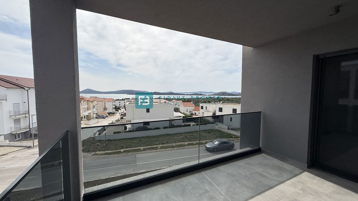 VODICE, novo, hiša z dvema stanovanjemaa, panoramski pogled na morje, bazen, vrt