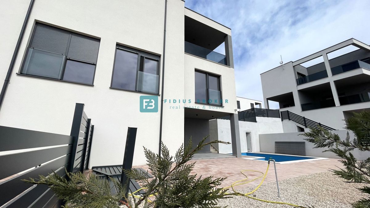 VODICE, novo, hiša z dvema stanovanjemaa, panoramski pogled na morje, bazen, vrt