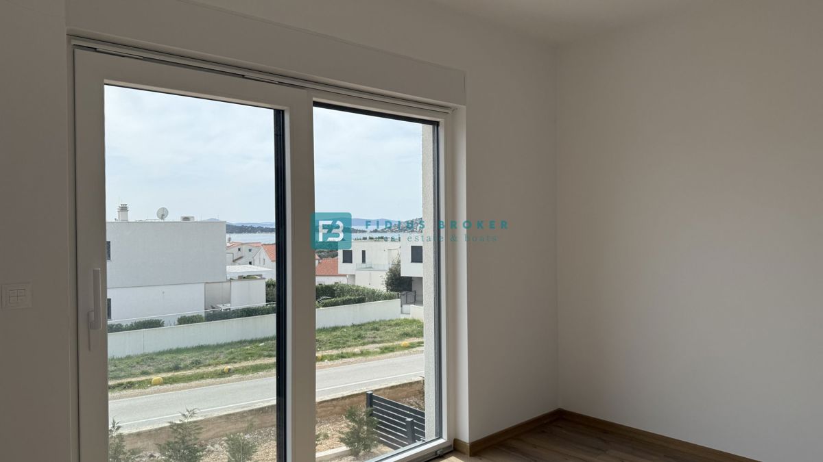 VODICE, novo, hiša z dvema stanovanjemaa, panoramski pogled na morje, bazen, vrt