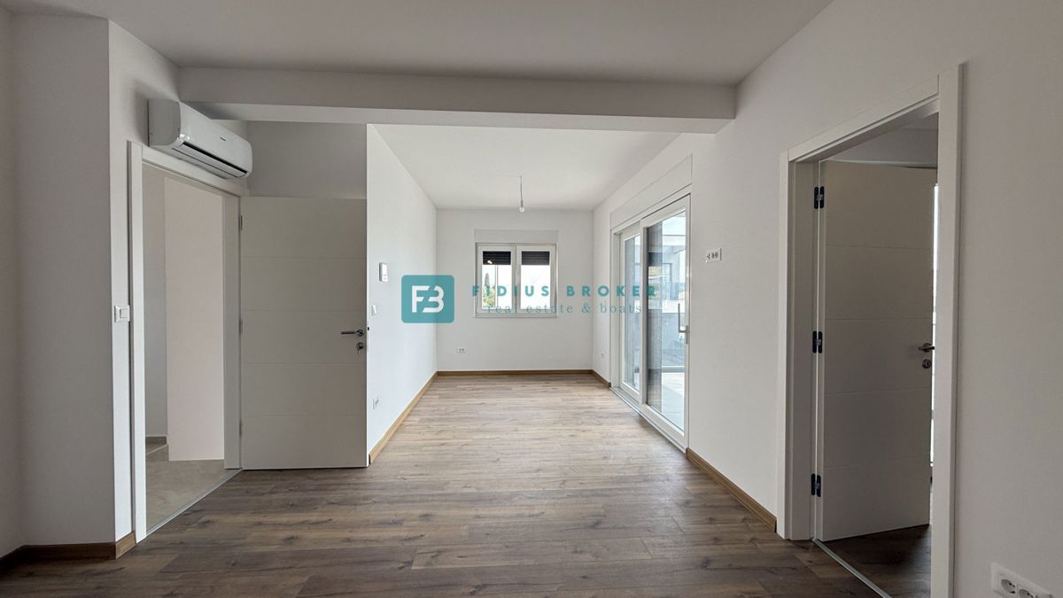 VODICE, novo, hiša z dvema stanovanjemaa, panoramski pogled na morje, bazen, vrt