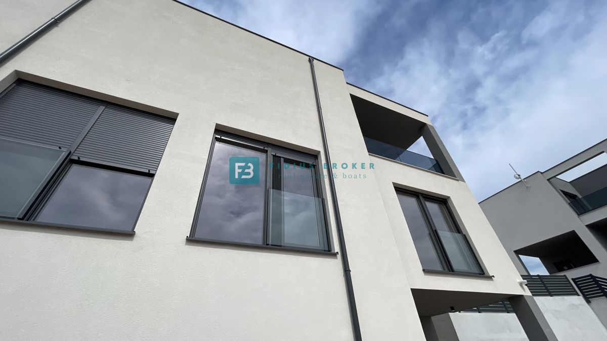 VODICE, novo, hiša z dvema stanovanjemaa, panoramski pogled na morje, bazen, vrt