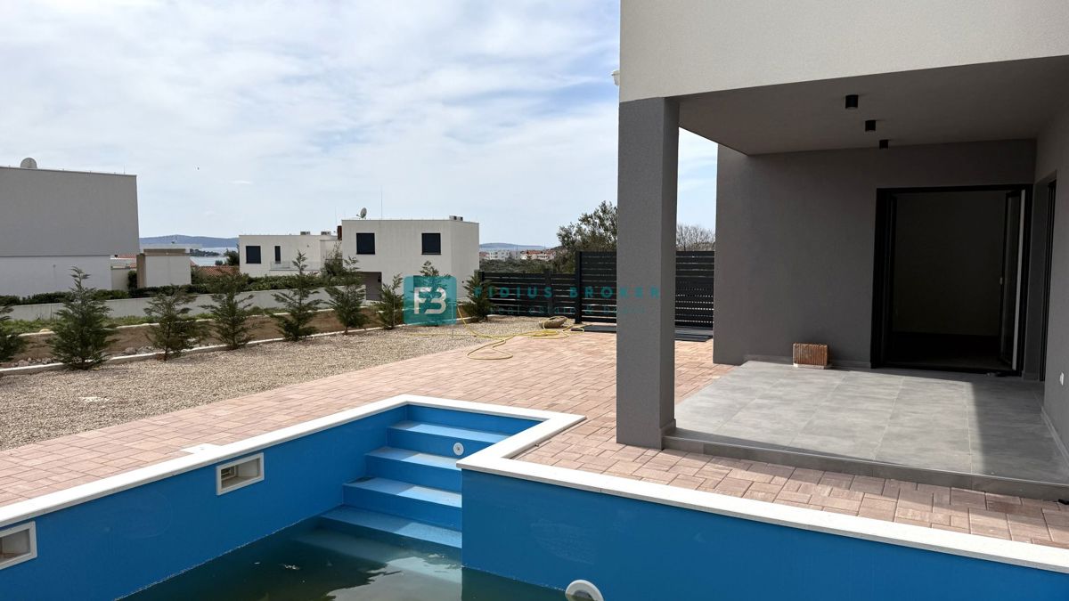 VODICE, novo, hiša z dvema stanovanjemaa, panoramski pogled na morje, bazen, vrt