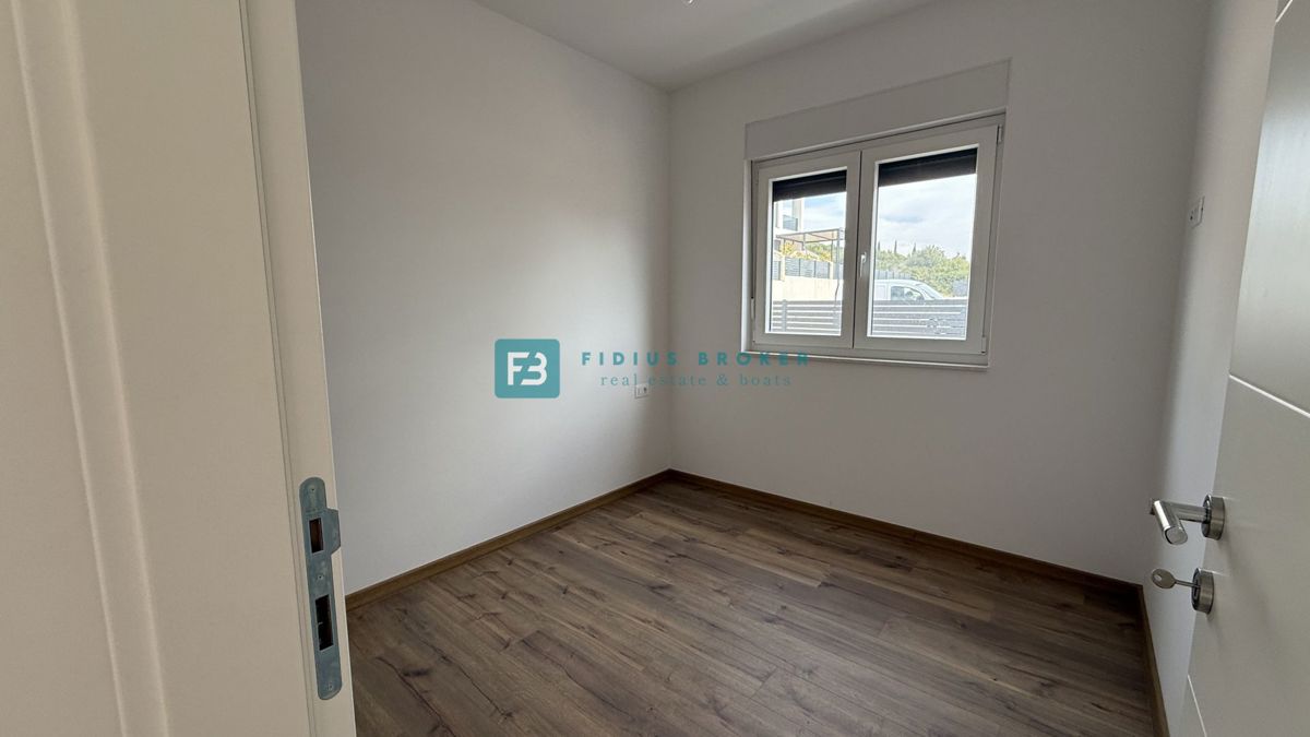 VODICE, novo, hiša z dvema stanovanjemaa, panoramski pogled na morje, bazen, vrt