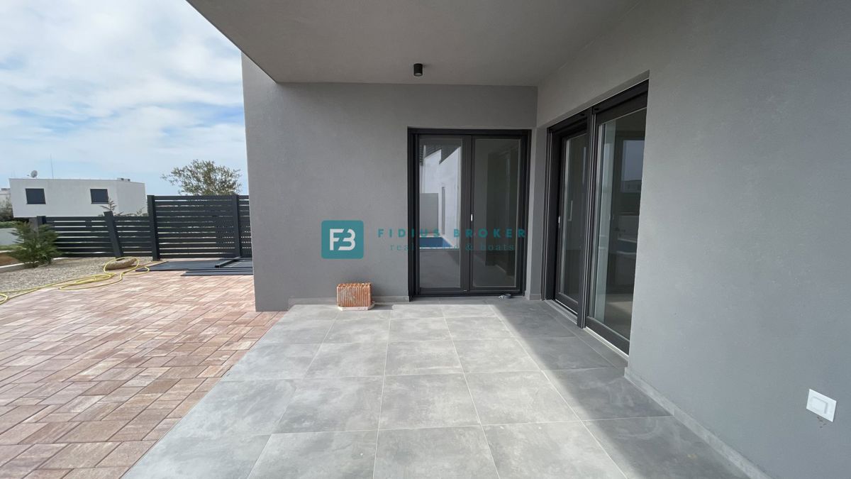 VODICE, novo, hiša z dvema stanovanjemaa, panoramski pogled na morje, bazen, vrt