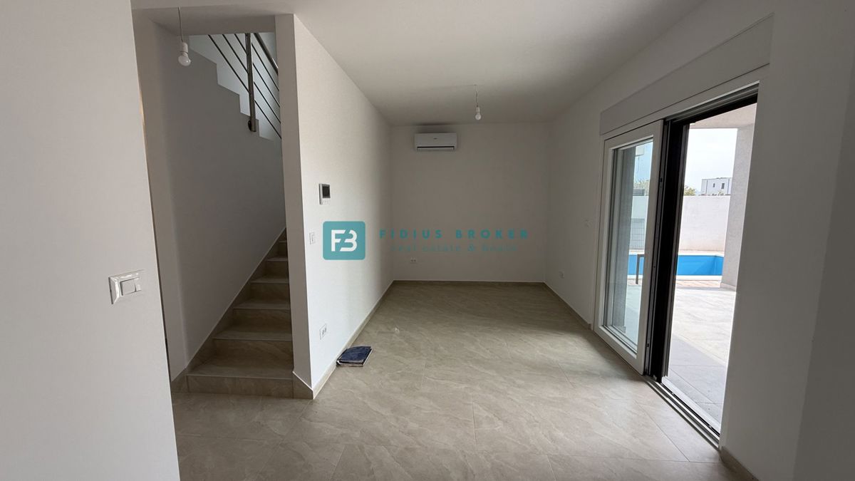 VODICE, novo, hiša z dvema stanovanjemaa, panoramski pogled na morje, bazen, vrt