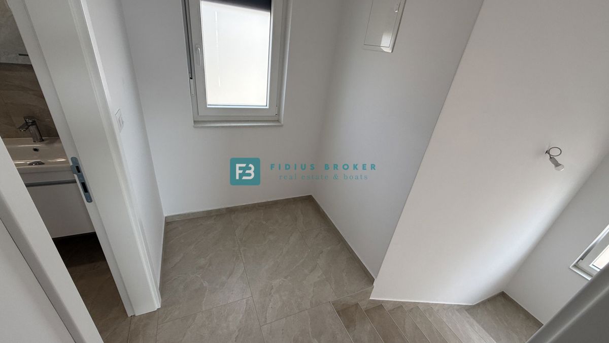 VODICE, novo, hiša z dvema stanovanjemaa, panoramski pogled na morje, bazen, vrt