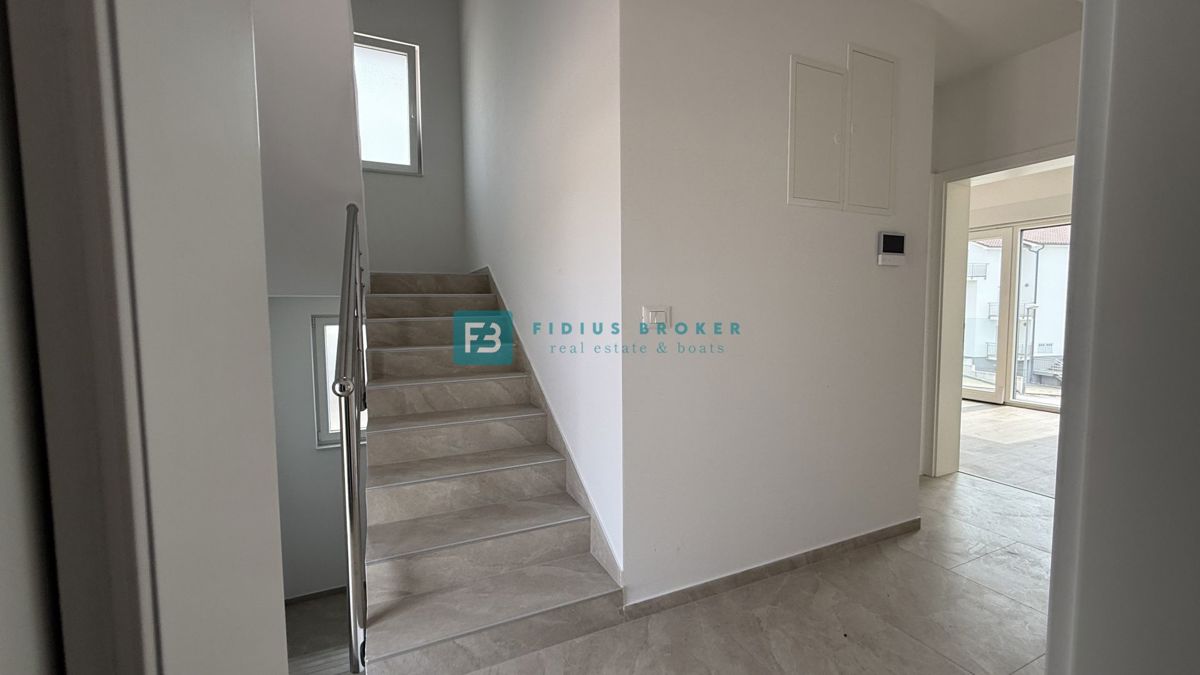 VODICE, novo, hiša z dvema stanovanjemaa, panoramski pogled na morje, bazen, vrt