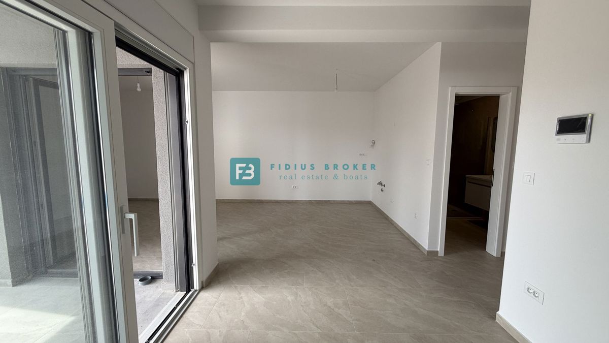 VODICE, novo, hiša z dvema stanovanjemaa, panoramski pogled na morje, bazen, vrt