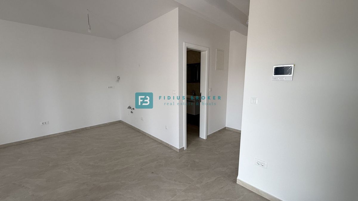 VODICE, novo, hiša z dvema stanovanjemaa, panoramski pogled na morje, bazen, vrt