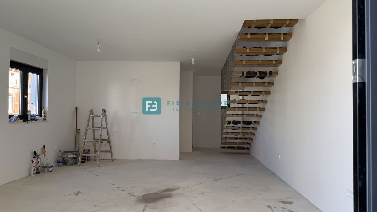 VODICE, novogradnja, dvojček, 650 m od morja, vrt 120 m2, S1