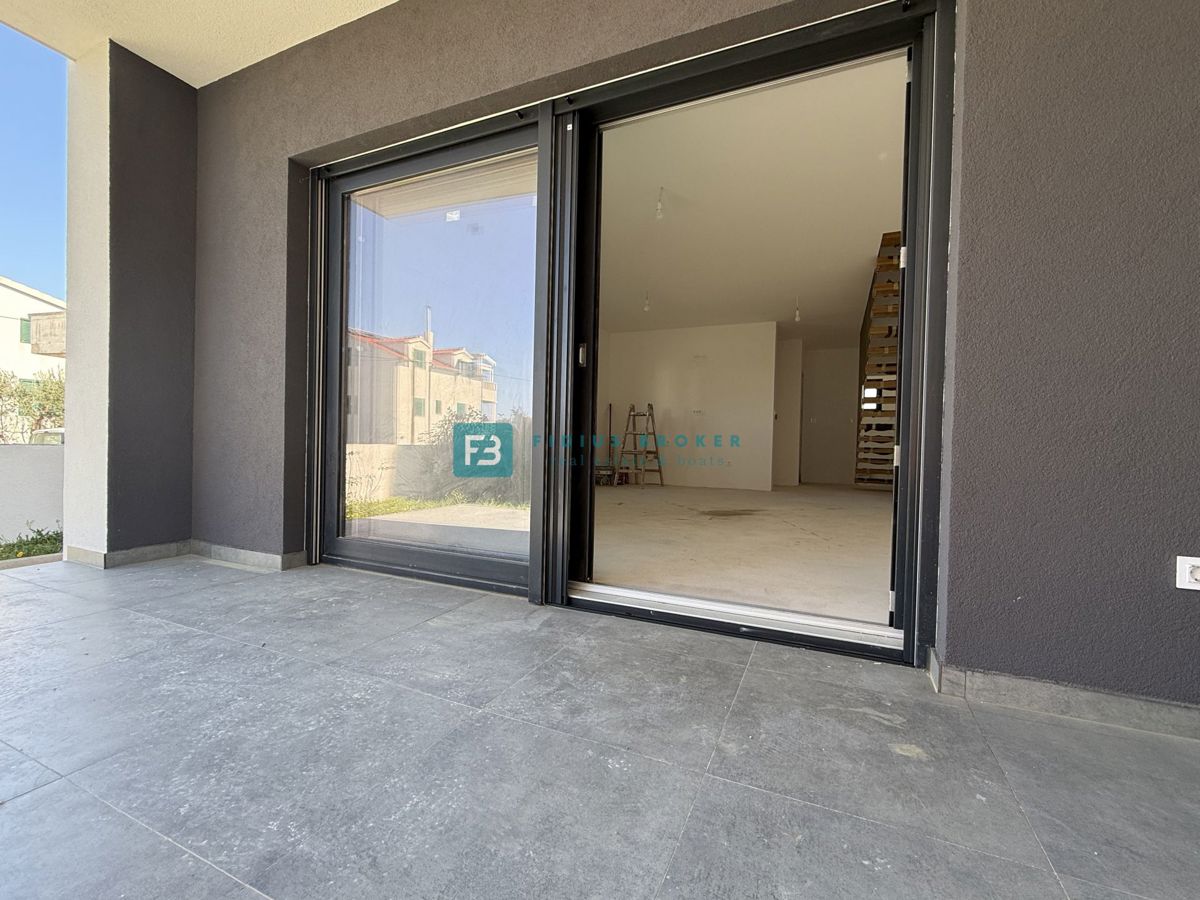 VODICE, novogradnja, dvojček, 650 m od morja, vrt 120 m2, S1