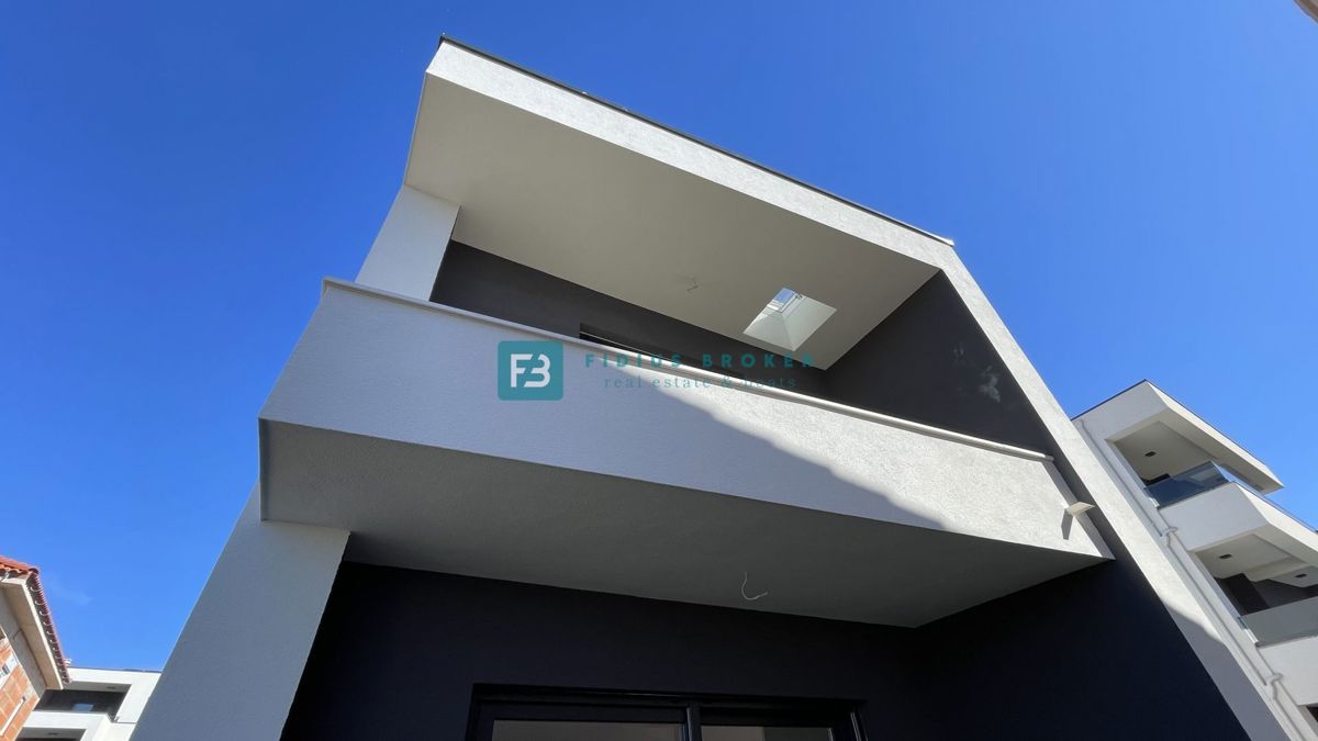 VODICE, novogradnja, dvojček, 650 m od morja, vrt 120 m2, S1