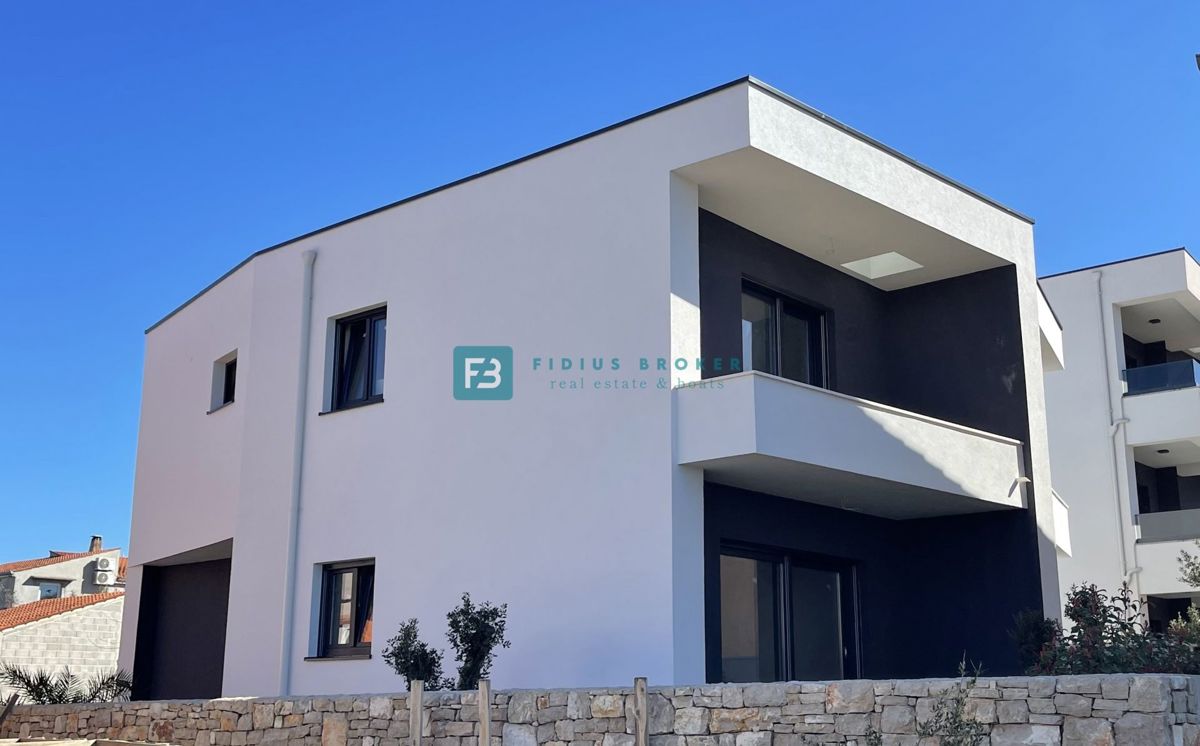 VODICE, novogradnja, dvojček, 650 m od morja, vrt 120 m2, S1