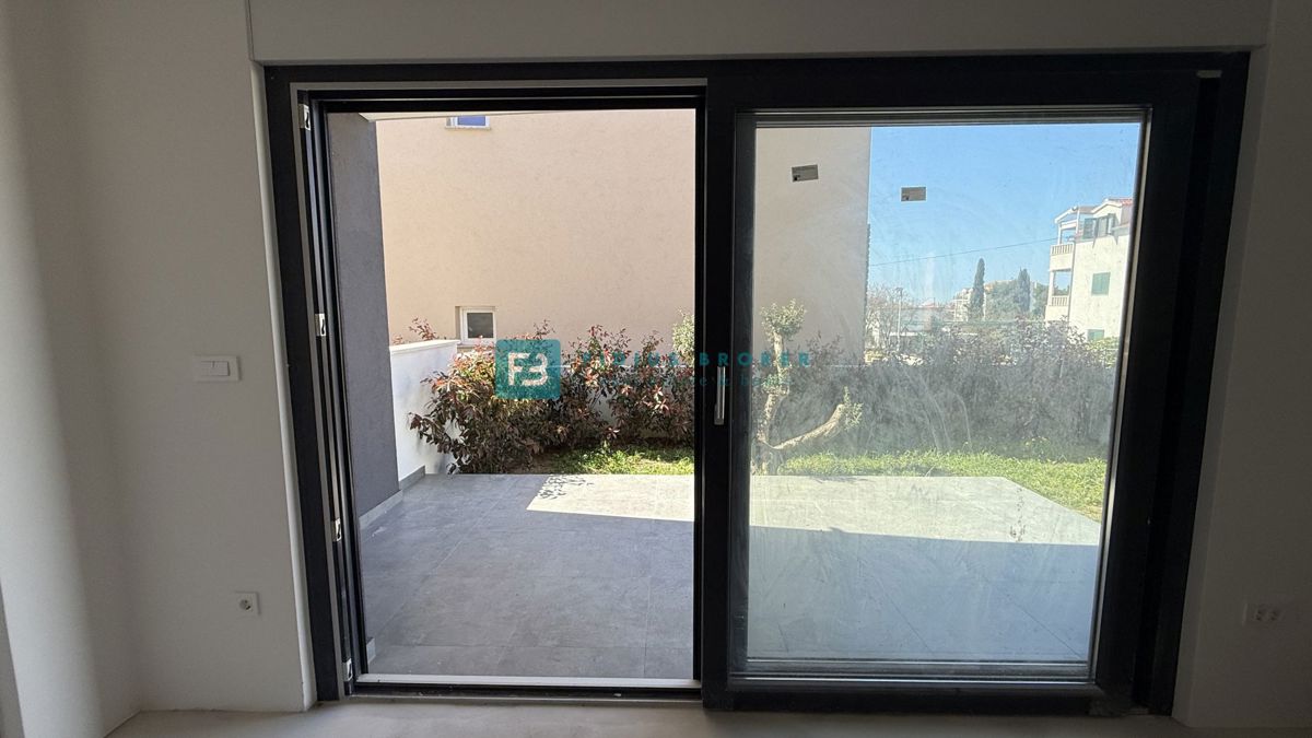 VODICE, novogradnja, dvojček, 650 m od morja, vrt 120 m2, S1