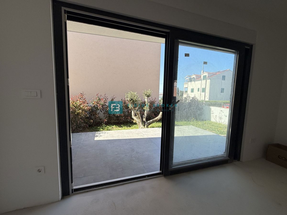 VODICE, novogradnja, dvojček, 650 m od morja, vrt 120 m2, S1