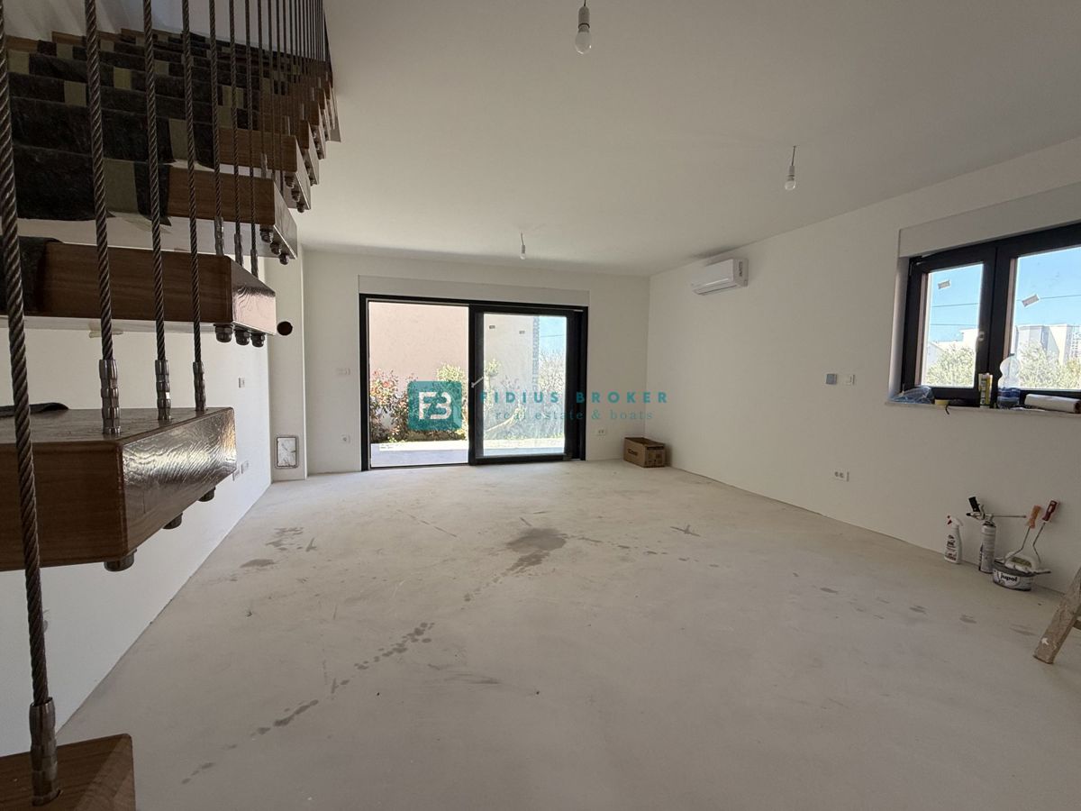 VODICE, novogradnja, dvojček, 650 m od morja, vrt 120 m2, S1