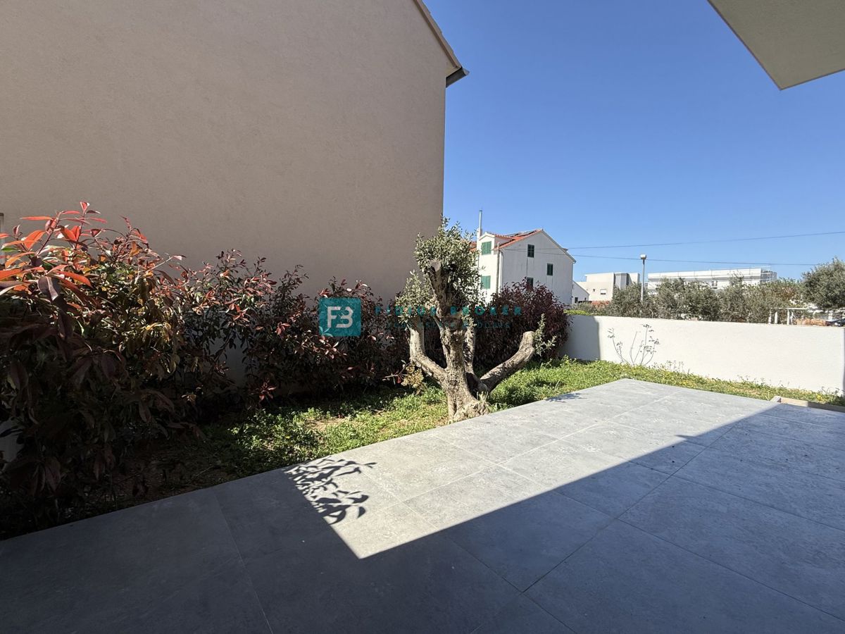 VODICE, novogradnja, dvojček, 650 m od morja, vrt 120 m2, S1