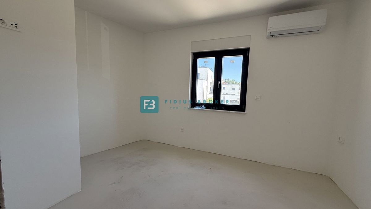 VODICE, novogradnja, dvojček, 650 m od morja, vrt 120 m2, S1