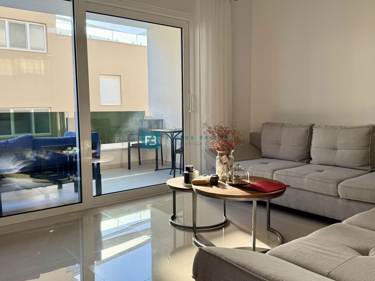 VODICE, novo, moderno opremljeno stanovanje, 500 m do plaže, shramba