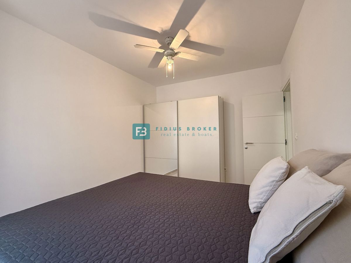 VODICE, novo, moderno opremljeno stanovanje, 500 m do plaže, shramba