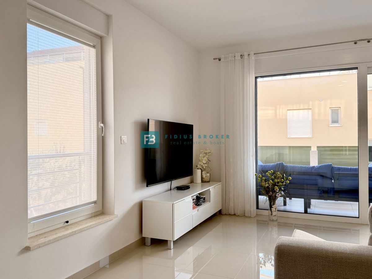 VODICE, novo, moderno opremljeno stanovanje, 500 m do plaže, shramba