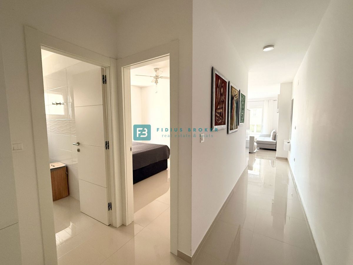 VODICE, novo, moderno opremljeno stanovanje, 500 m do plaže, shramba