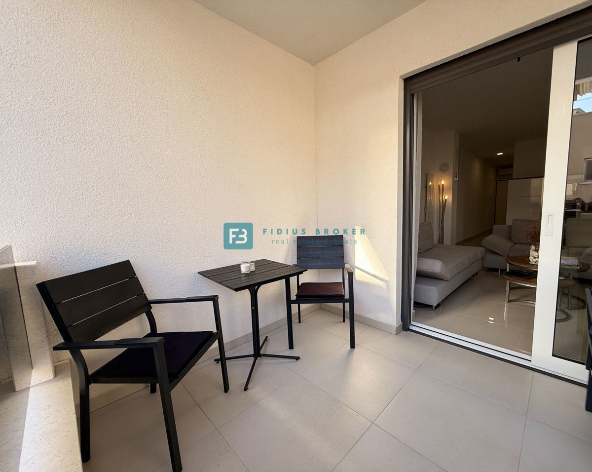 VODICE, novo, moderno opremljeno stanovanje, 500 m do plaže, shramba