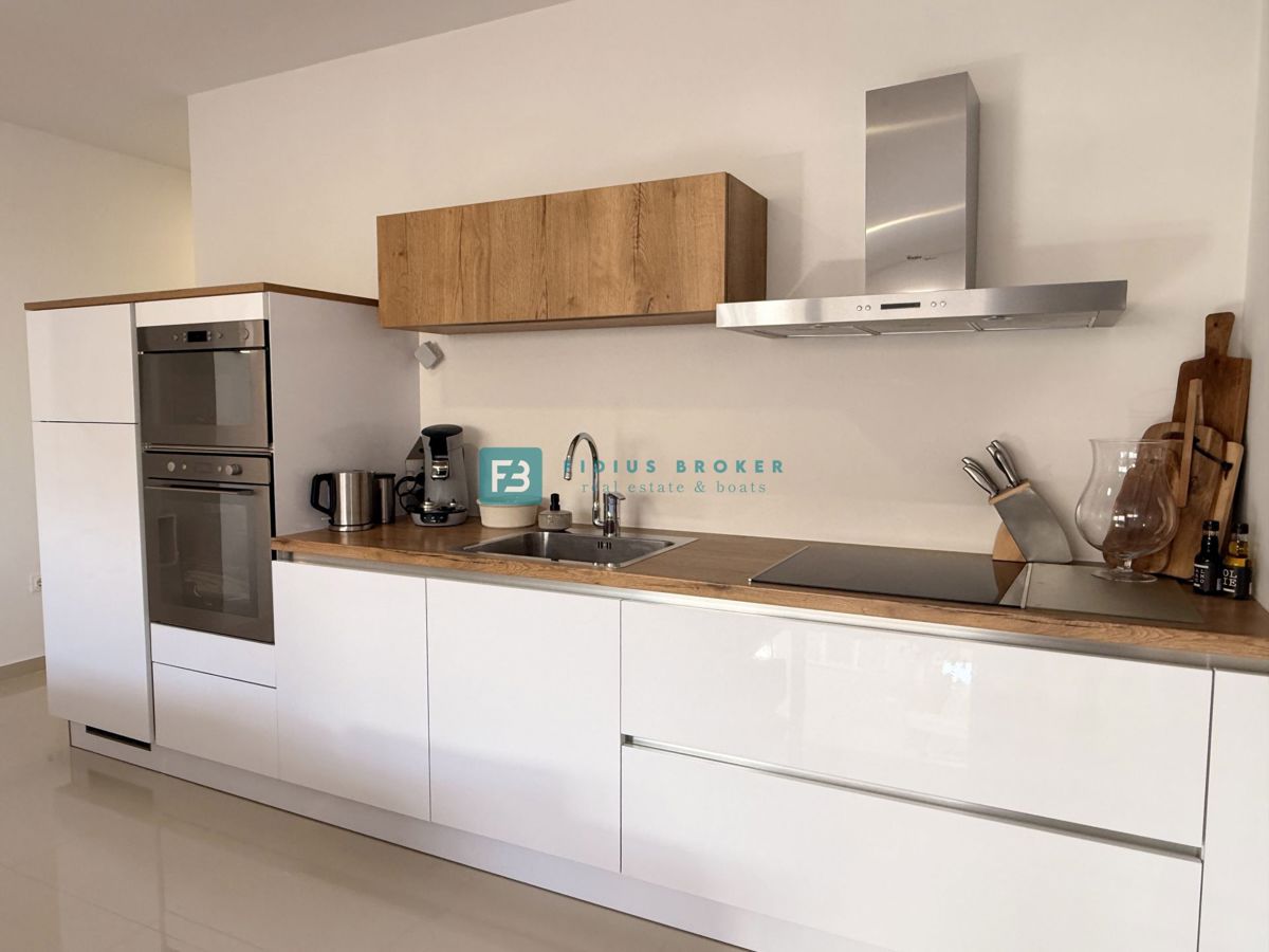 VODICE, novo, moderno opremljeno stanovanje, 500 m do plaže, shramba