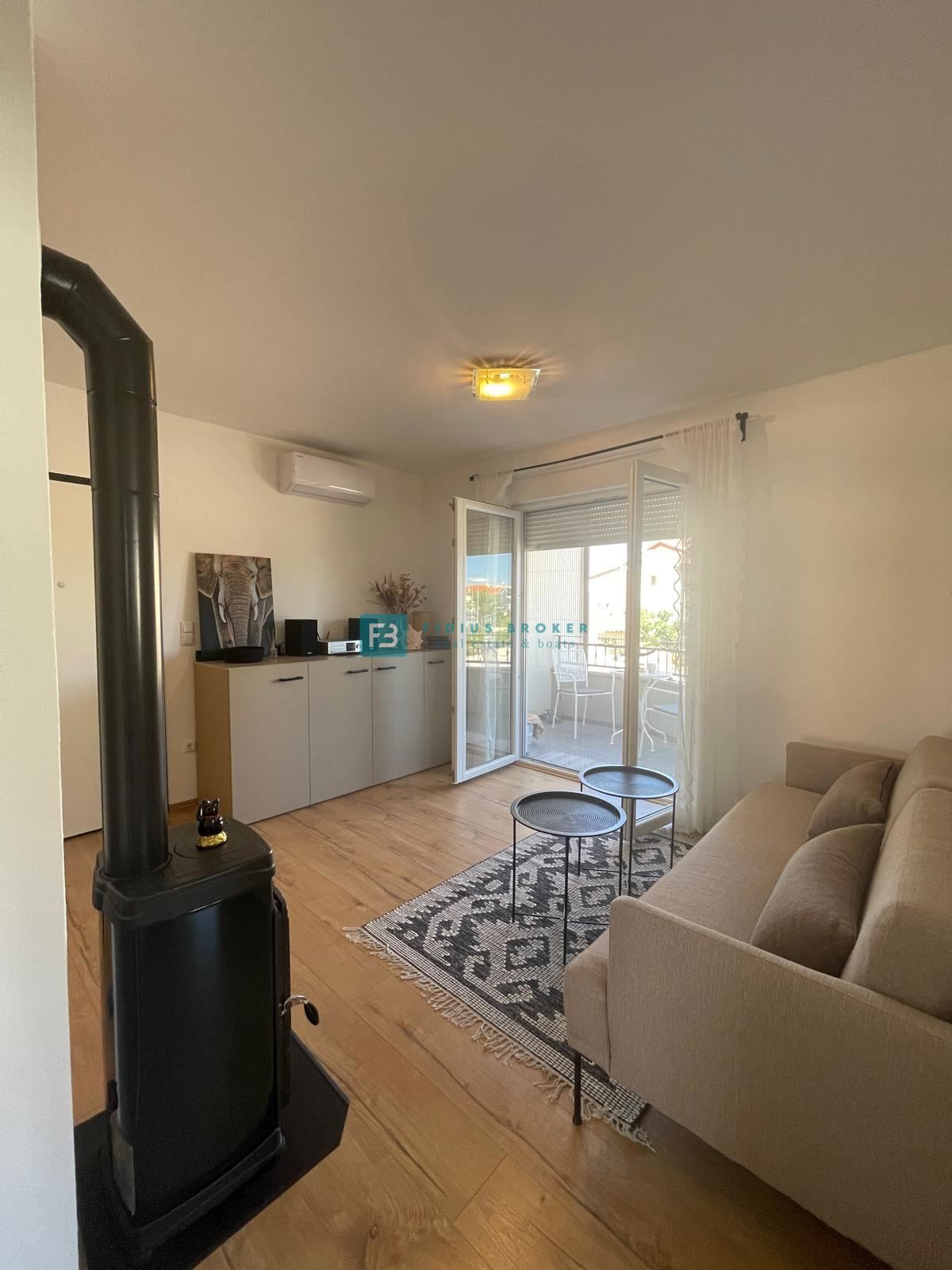 VODICE, opremljeno stanovanje, 2 spalnici, shramba, mirna lokacija