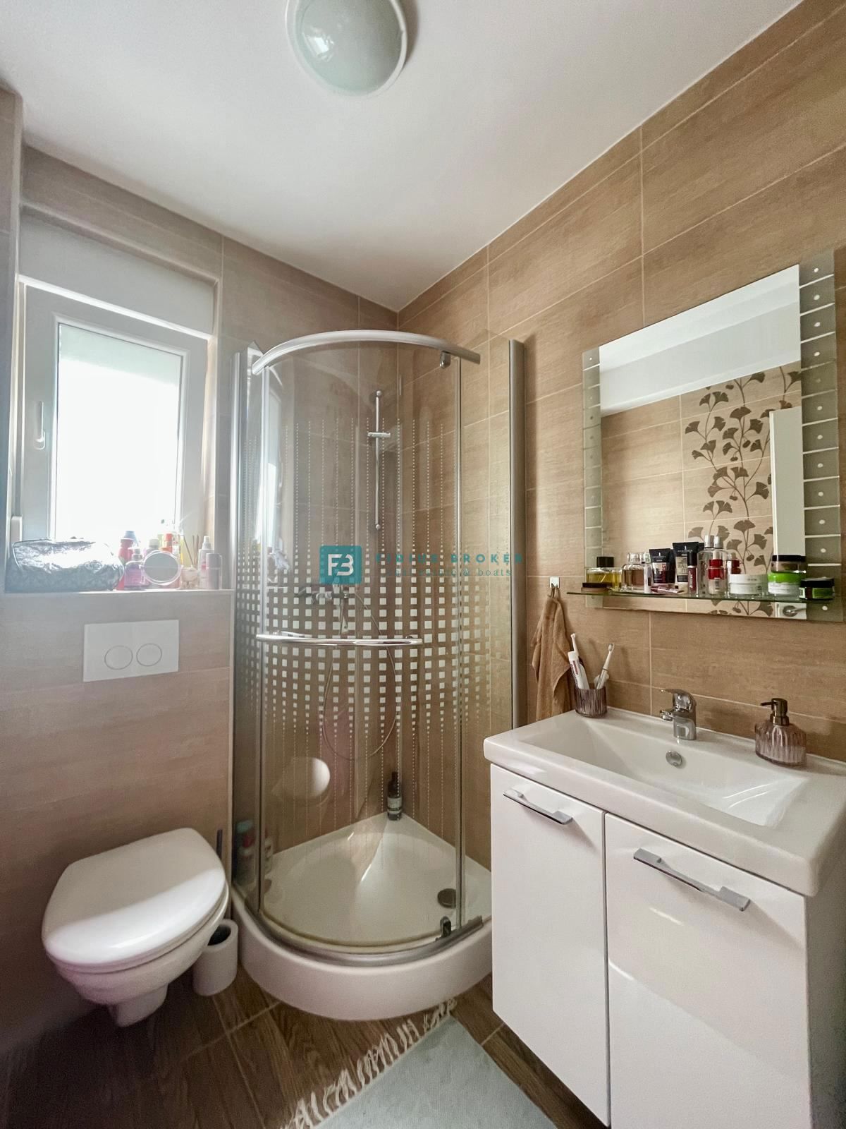 VODICE, opremljeno stanovanje, 2 spalnici, shramba, mirna lokacija